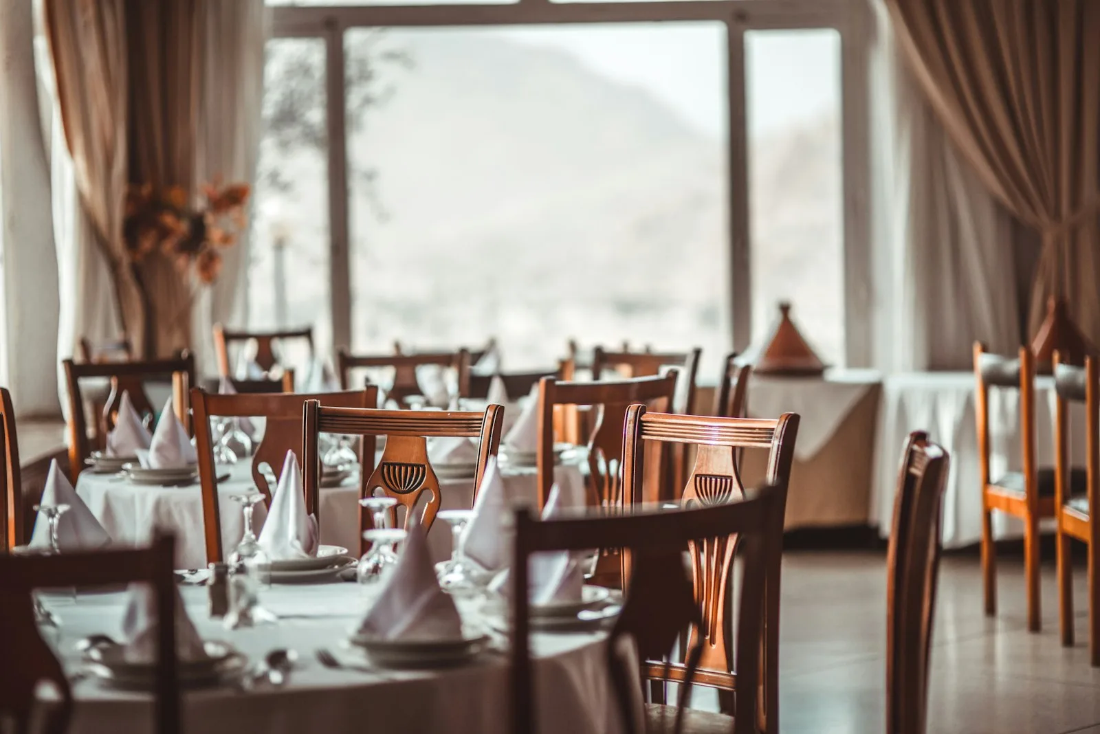 La salle chaleureuse du bistrot Le Cerf Doré.